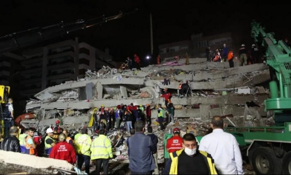 Σεισμός στη Σμύρνη: Νύχτα-θρίλερ στην Τουρκία – Αυξάνονται οι νεκροί